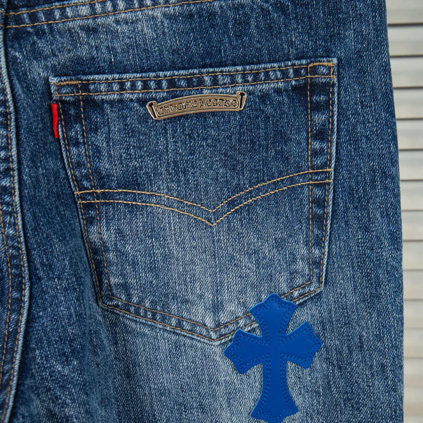 P260 Chrome Hearts Miami-limited blue pants, blue leather cross couple jeans, hot trend this season, sought after by countless celebrities and fashionistas. The neat details of the cutting process add color to the playful fashion! The neat and meticulous design, and the well-fitting structure is unique. The upper body not only has outstanding recognition, but also looks younger and younger. A style with the ultimate wearing meaning and performance, gorgeous color matching, and the craftsmanship of this style is also extremely extraordinary. After the finished product is washed, it is disassembled and hand-made with sheepskin cross leather and then spliced ​​together to complete. The whole piece has too many craftsmanship to describe. It is decorated with patchwork cross flowers and high-waisted washed jeans! ! Absolutely high-end luxury product, a god-level single product, a super popular product, made by top heavy industry, a magic weapon that cannot be missed to hit the streets. Style number: 1832 Size: 28 30 32 34 36 Color: blue